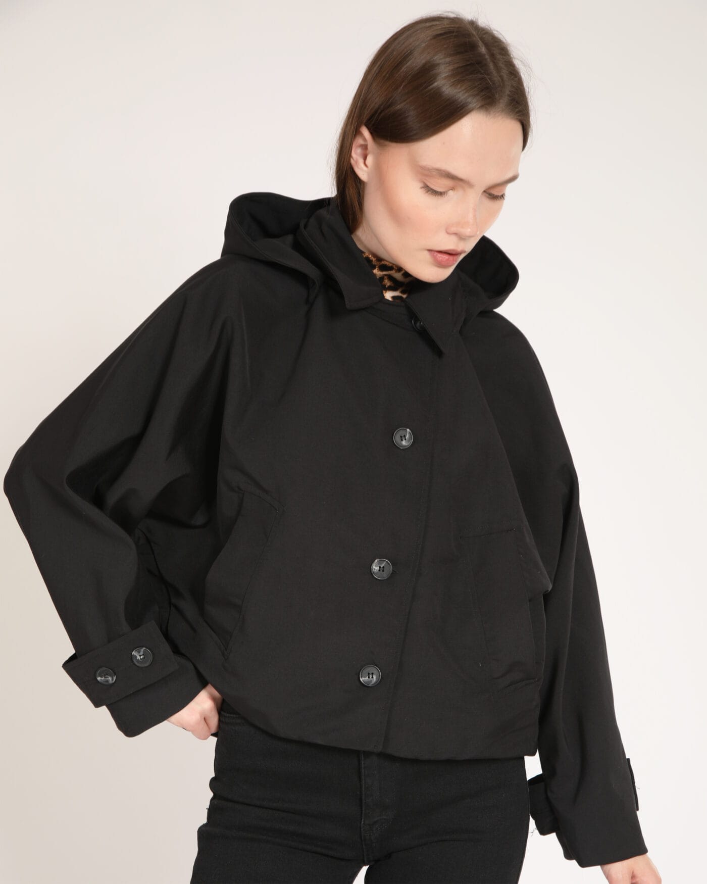 Kapsulgardırop-Siyah-Kapsonlu-Crop-Trenchcoat