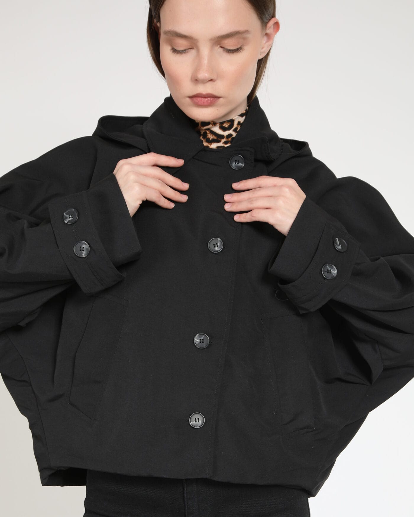 Kapsulgardırop-Siyah-Kapsonlu-Crop-Trenchcoat