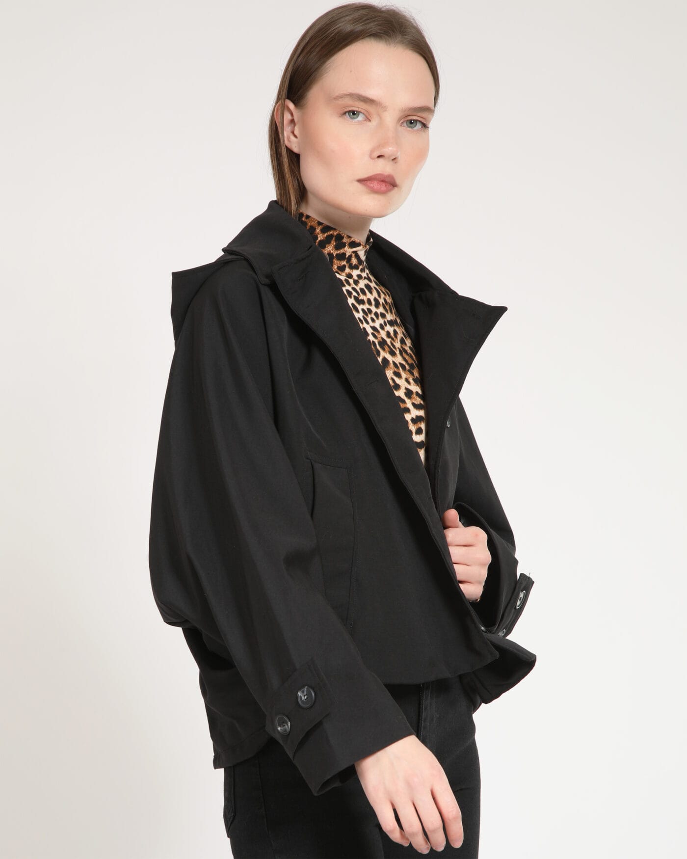 Kapsulgardırop-Siyah-Kapsonlu-Crop-Trenchcoat
